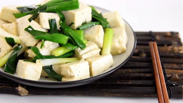 青蒜炒豆腐—质脆味鲜,还能健脾胃和清热散血