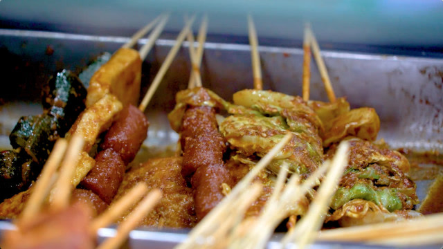 山东20年麻辣串老店,2元一串,食客为吃一串甘愿排队2小时