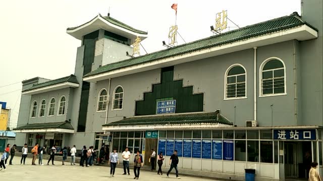 肃宁火车站五一迎返程高峰