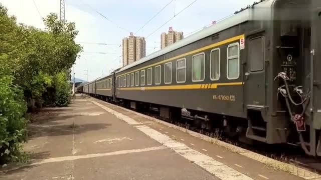 焦柳铁路石门县站 全列刷绿的的k267次列车发车开往怀化