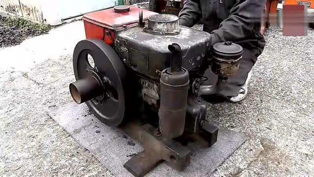 60年前的老式柴油机,老师傅拆开维修后,听声音就知道效果!