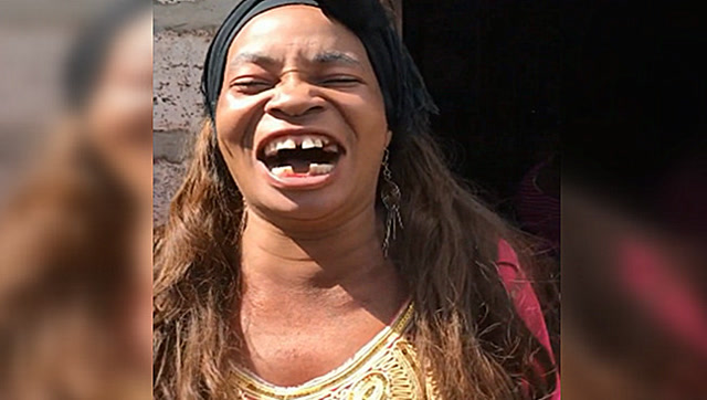 这位非洲大婶,牙掉了你笑这么开心干嘛?