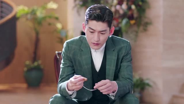 占南弦拿出项链,睹物思人,这时温暖走了过来