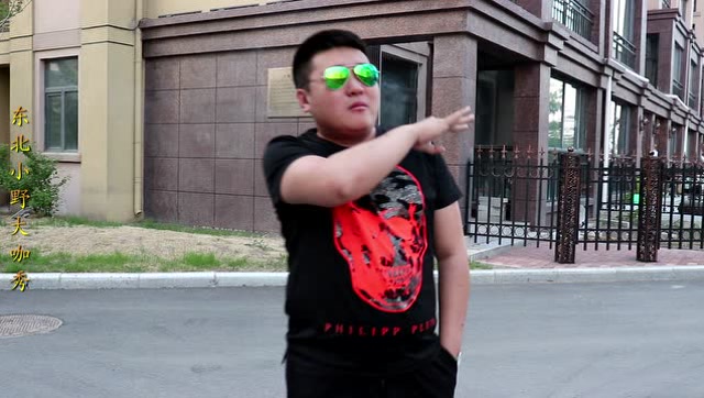 小伙弹烟头这姿势也是没谁了,结局可是扎心了,太好笑了