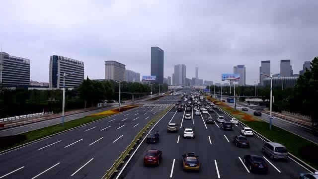 实拍济南经十东路,周边高楼林立,一座现代化新城正在崛起