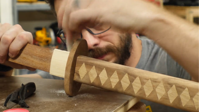 如何用木头雕刻出一把武士刀,这做工太精细了!