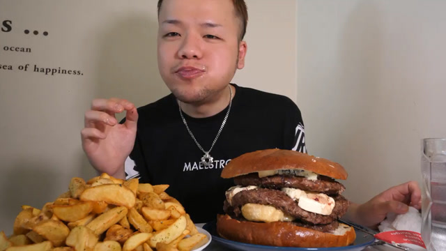 日本大胃王吃超大汉堡包一盘薯条大口大口的吃吃的真带劲