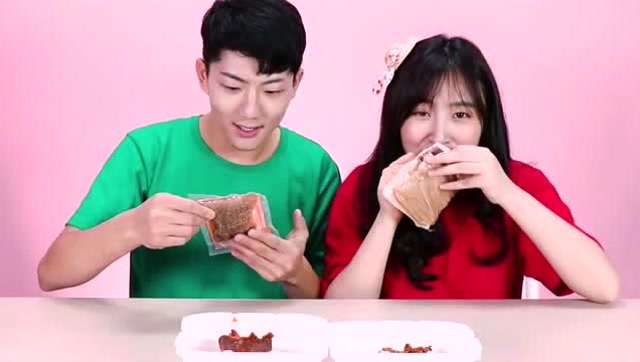 小伶玩具:一分钟吃到四川麻辣火锅,小伶发现了好玩的东西哦!