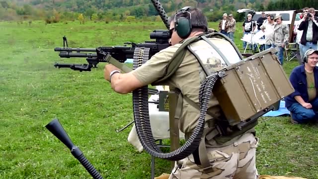 m60e4机枪连续射击是什么体验?后坐力把脸都抖木了!