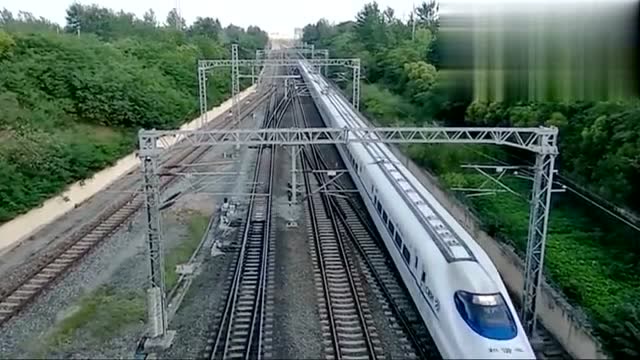 汉丹铁路随州站 和谐号crh2动车组减速进站停靠