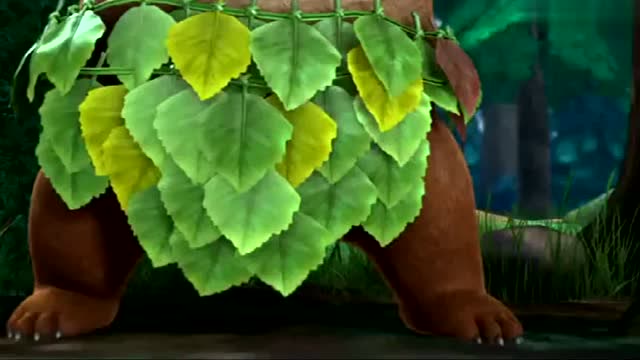 《熊出没》熊大表演人猿泰山,一不小心从树上掉了下来