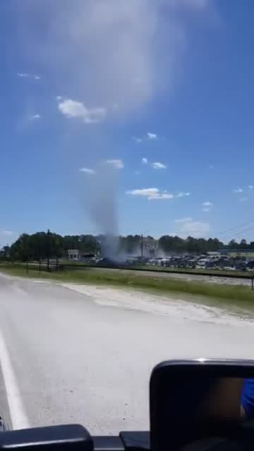 实拍男子驾车突遇小型龙卷风