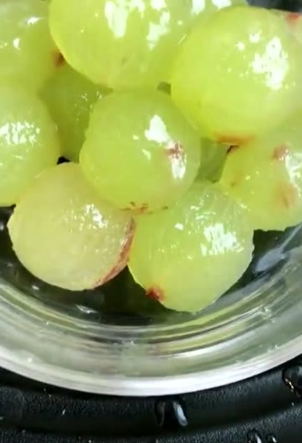 葡萄快速剥皮,这样吃起来一定很过瘾!