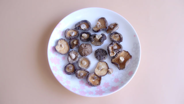 干蘑菇怎么泡发才正确?一个小窍门3分钟就能泡发,营养又美味