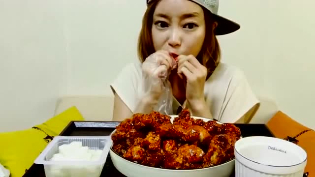 韩国大胃王欧尼狂吃酱香鸡腿,大口狂啃吃的超级香
