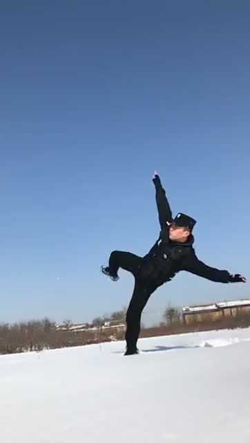 教官展现最标准的侧倒,全套动作一气呵成,确实有点小帅啊!