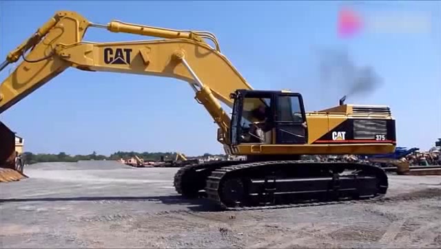 卡特375,这挖掘机看上去挺新的,为什么排气管冒黑烟?