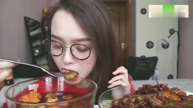 中国吃播大胃王美女吃关东煮,麻辣小吃和鸡腿,吃相不简单