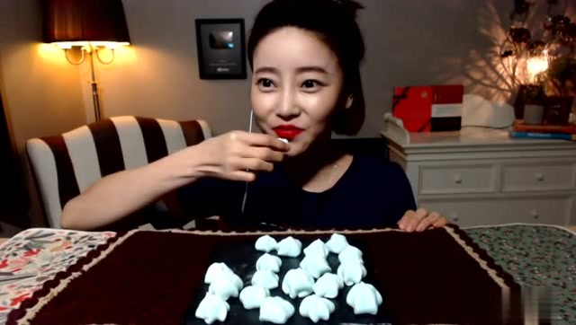 韩国吃播美女dorothy吃零食奶豆 口感香甜腻滑!