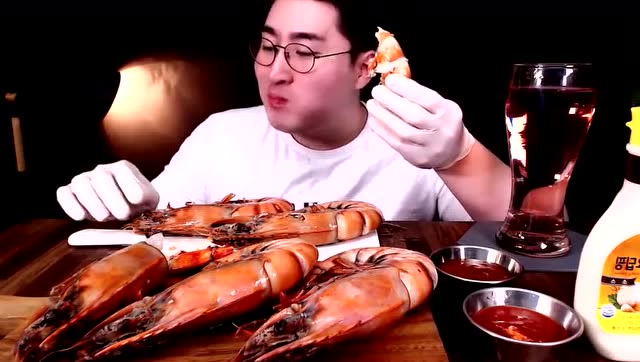 大胃王小哥吃6个大龙虾, 虾开剥壳肉肉好多,红彤彤的好像很好吃