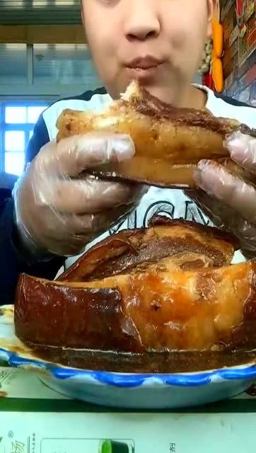 吃播,哥们大肥肉这么吃,真是肥肉终结者啊,厉害,好吃的