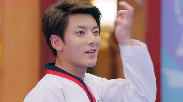 旋风少女:方廷皓一脚就把瓶子踢碎了,还有撩发的动作都是那么帅气