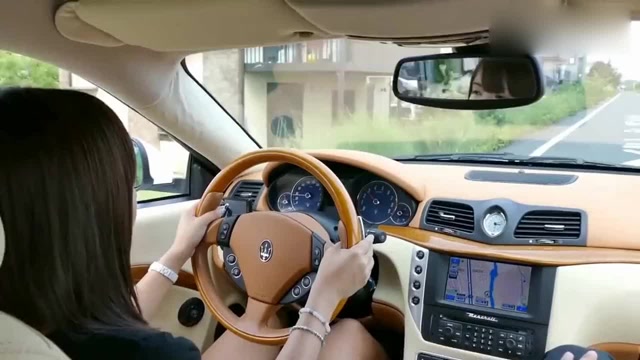 女司机开玛莎拉蒂,一脚油门后我瞬间被惊艳到了