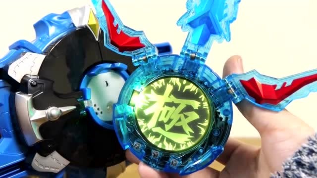 罗布奥特曼合体变身实物炫酷展示极限罗布水晶