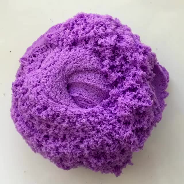 紫色的雪粉泥松松散散,蓬松感十足,看起来也十分惹人喜爱