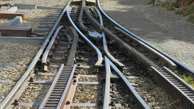 火车轨是怎样变轨道的呢?今天算是涨见识了!