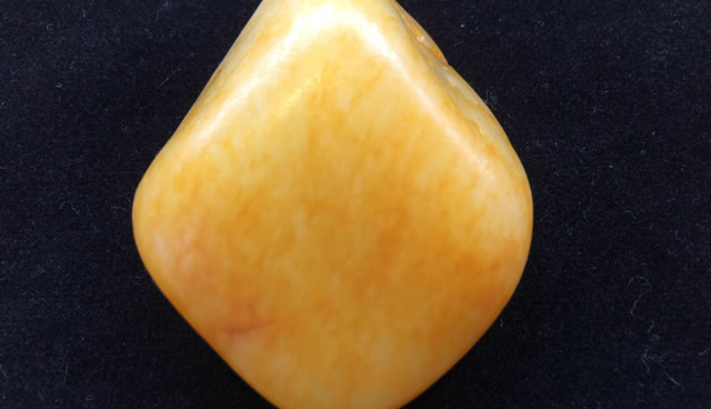 藏友带来的黄金皮原石,小小的一块价值500万