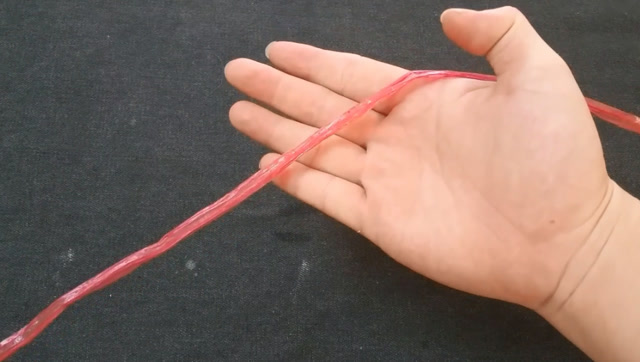 教你一个空手切断绳子的窍门,每家每户都能用到,比用工具还要快
