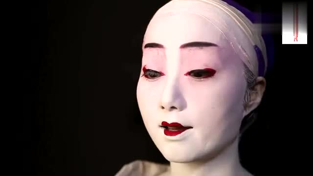 日本阴森诡异的艺伎妆容!用白漆刷脸!就像是在刷一层树皮!