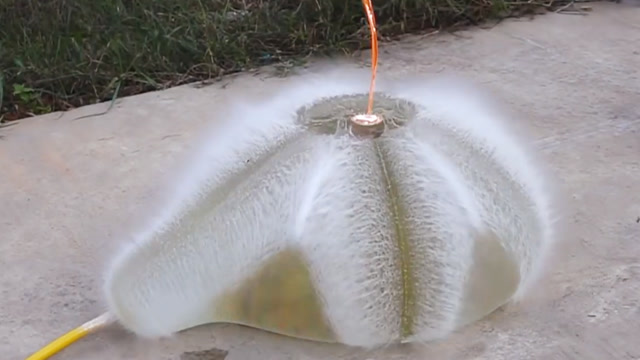一米的水气球遇上1000℃的熔铜!在一万倍慢镜头下观察刺激极了!