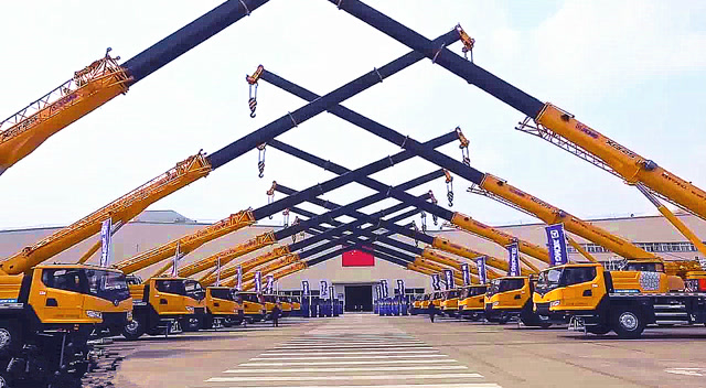 工程吊车技术有多牛?这视频让人热血沸腾!