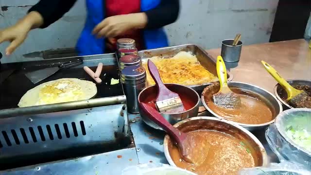 特色美食小吃:街边小吃鸡蛋灌饼,营养均衡,味道鲜美