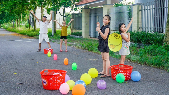 小朋友们玩双人背夹气球游戏,超赞
