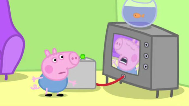 自己模仿的恐龙影片放在电视上,乔治看到被自己吓哭了