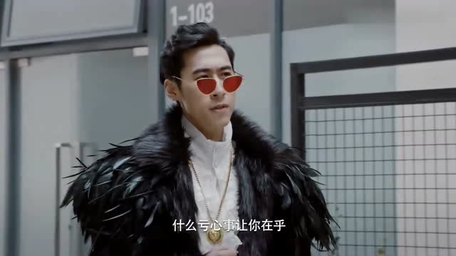 铠甲勇士鹰帅独自狩猎戴夫锐,险些得手,被赶来的邪灵救下!