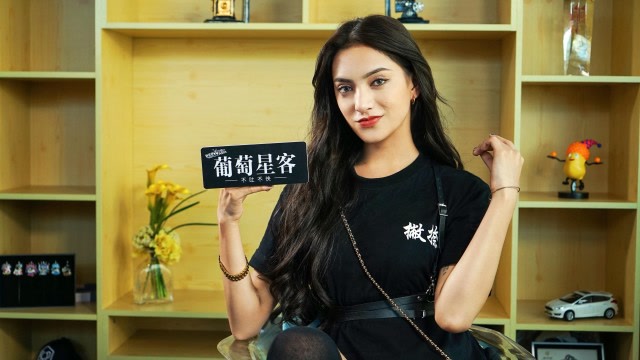 热依娜撞脸黄子韬,直言身材是天生丽质