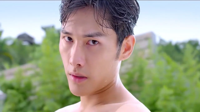 小清新看到帅男的肌肉也会咽口水?被男生的8块腹肌吸引了!