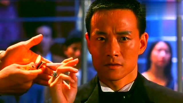 赌神很淡定,赌神跟到两千万,对方点烟看来这次要出老千