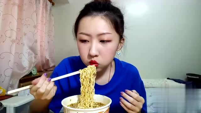 台湾妹子边喝奶茶边直播吃泡面,网友:真饿,要去吃东西了