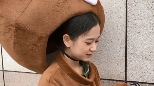 这个网红熊小姐姐长的很像明星,她笑的一瞬间感觉要恋爱了!