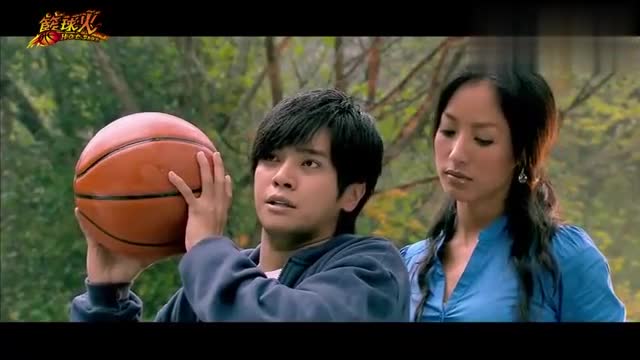 篮球火:w亲自传授元大鹰投篮技巧,元大鹰却觉得她在"吃豆腐"