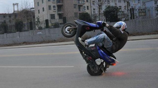 台湾省鬼火少年摔车!花式秀操作!值得表扬的是基本都带了头盔!