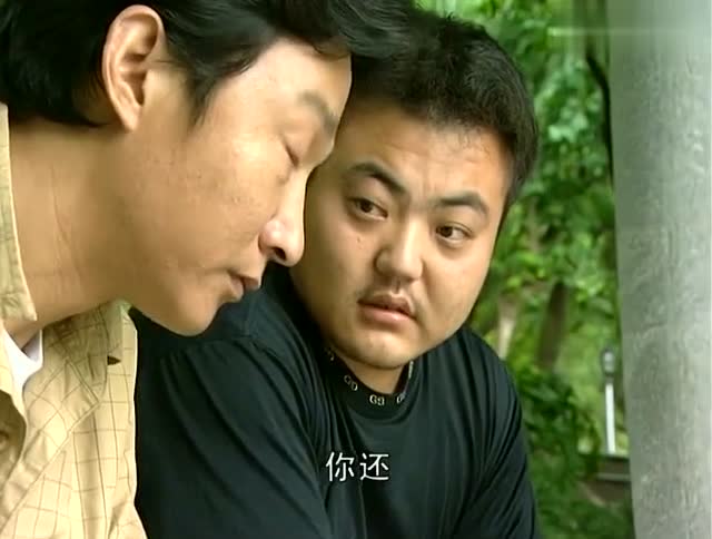 小马沦落到饭店打杂,张世豪在饭店找到了他,要带他继续干票大的