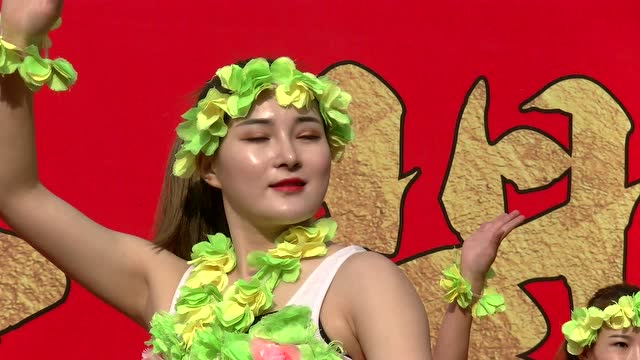 美女街头表演《草裙舞》20181125湖南常德津市