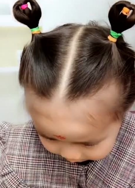 可爱小牛角这样扎,个性好看,周末带宝宝去游乐场超吸晴哦!