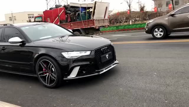 这辆奥迪a6声浪不错啊,应该很贵吧